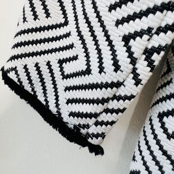 W5 Top Abstract Stripes White Black Small - Picture 5 of 10